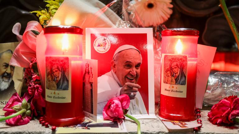 Auf dem Petersplatz brennen Kerzen für den verstorbenen Papst Franziskus.