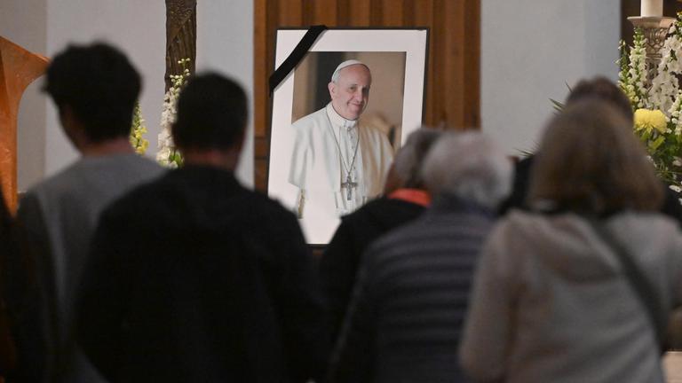 Ein Foto von Papst Franziskus steht in der Nähe des Altars der Frauenkirche, dem Münchner Dom.
