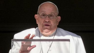 Papst Franziskus spricht das Angelus-Mittagsgebet mit Blick auf den Petersplatz im Vatikan.