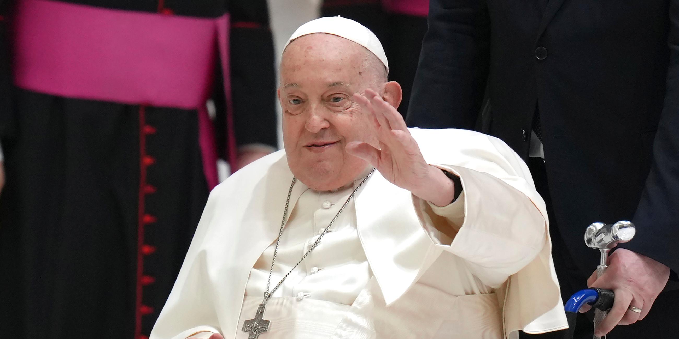 Papst Franziskus winkt, als er zu seiner wöchentlichen Generalaudienz in der Halle Paul VI. im Vatikan ankommt.