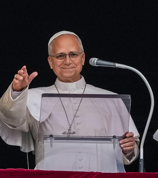 18.10.2026, Vatikan, Vatikanstadt: Papst Leo XIV. erscheint am Fenster seines Arbeitszimmers im Apostolischen Palast mit Blick auf den Petersplatz im Vatikan, um nach dem Angelusgebet den traditionellen Mittagssegen zu erteilen.