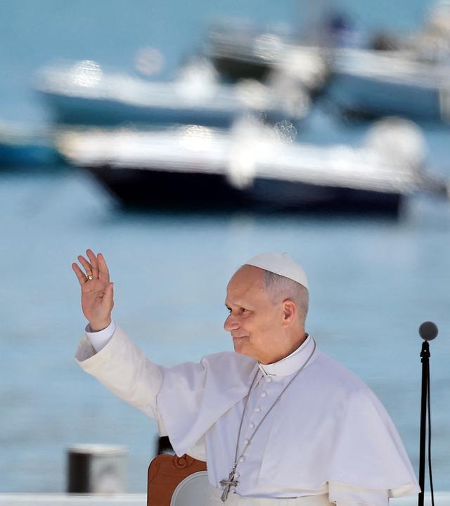 Papst Leo XIV. winkt nach seiner Ankunft im Hafen von Arguineguín auf der Kanareninsel Gran Canaria – einem Ort, der an die Ankunft von Migranten gewöhnt ist – am 11. Juni 2026.