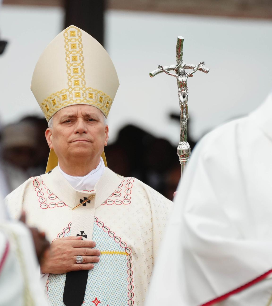 18.04.2026, Kamerun, Jaunde: Papst Leo XIV. feiert einen Gottesdienst auf einem Flugplatz.
