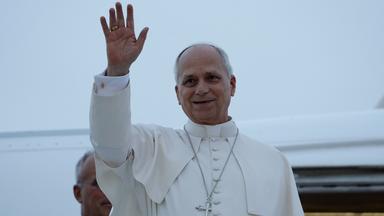 Papst Leo der 14. winkt, bevor er in sein Flugzeug einsteigt.