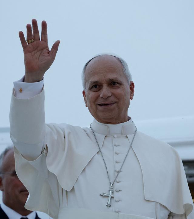Papst Leo der 14. winkt, bevor er in sein Flugzeug einsteigt.