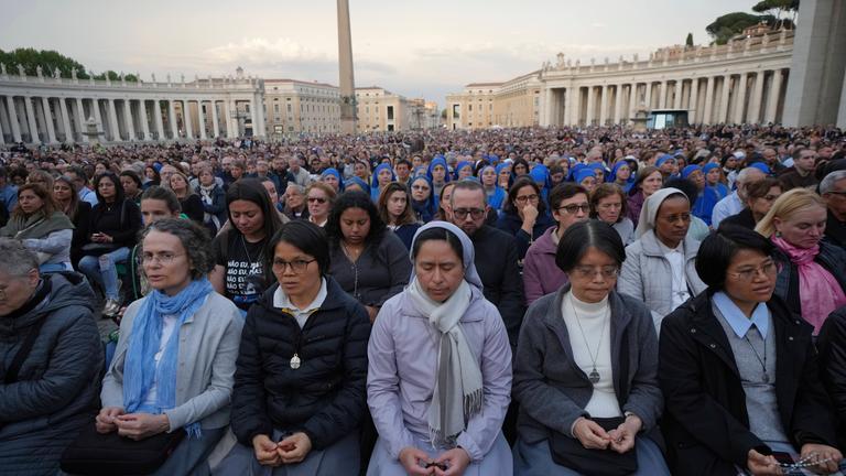 Vatikan, Vatikanstadt: Gläubige nehmen an einem Rosenkranzgebet für den verstorbenen Papst Franziskus auf dem Petersplatz teil.