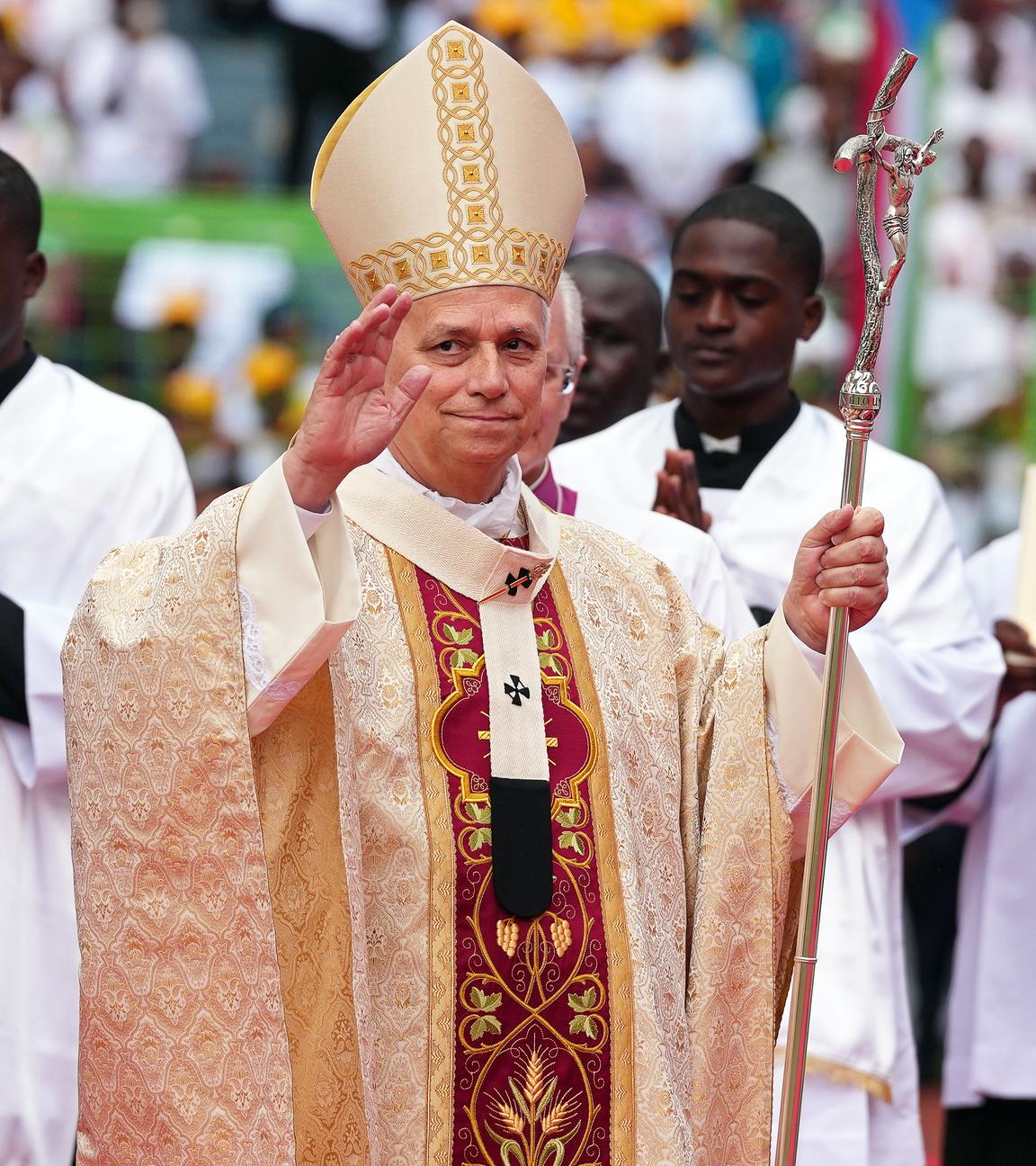 Archiv: Papst Leo XIV. (M) kommt am letzten Tag seines elftägigen Pastoralbesuchs in Afrika zur Feier der Heiligen Messe in das Stadion von Malabo. 