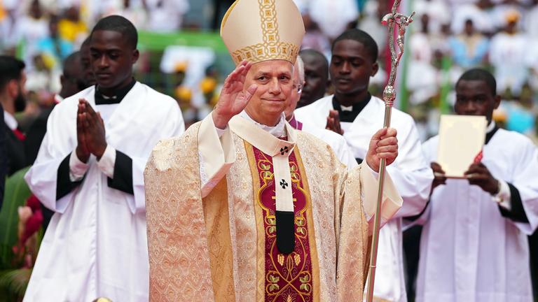 Archiv: Papst Leo XIV. (M) kommt am letzten Tag seines elftägigen Pastoralbesuchs in Afrika zur Feier der Heiligen Messe in das Stadion von Malabo. 