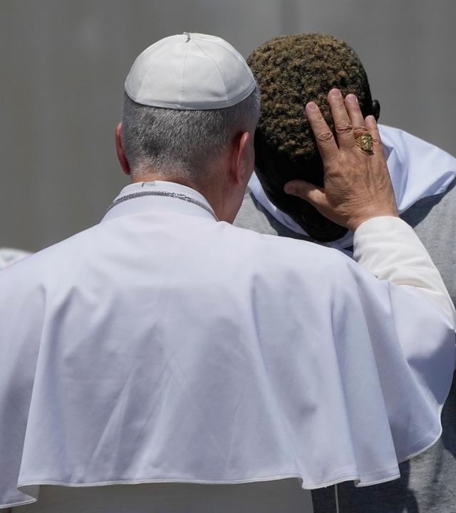 Papst Leo XIV. segnet einen Migranten