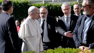 Papst Leo XIV. wird bei seiner Ankunft am Universitätskrankenhaus Agostino Gemelli in Rom empfangen.