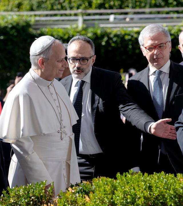 Papst Leo XIV. wird bei seiner Ankunft am Universitätskrankenhaus Agostino Gemelli in Rom empfangen.