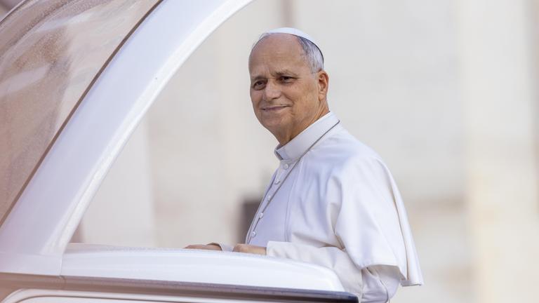 Papst Leo XIV. während seiner wöchentlichen Generalaudienz auf dem Petersplatz im Vatikan