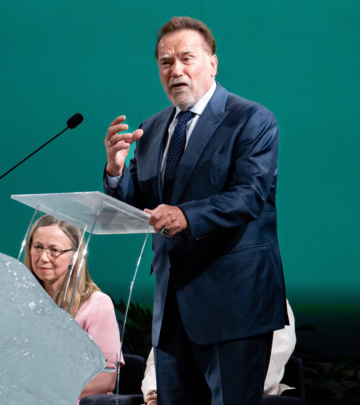 Papst Leo XIV. und Arnold Schwarzenegger bei der Konferenz „Raising Hope for Climate Justice“ zum 10. Jahrestag der Enzyklika Laudato Si’ am 1. Okt. 2025 in Albano Laziale, Italien.