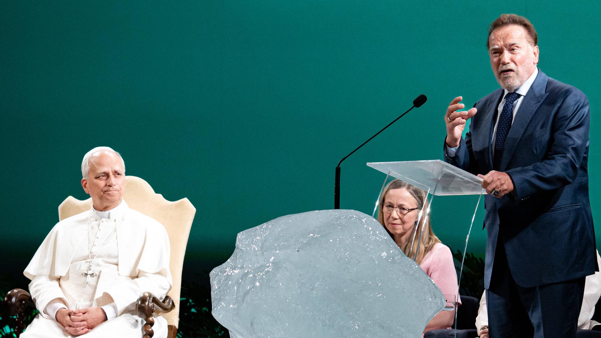 Papst Leo XIV. und Arnold Schwarzenegger bei der Konferenz „Raising Hope for Climate Justice“ zum 10. Jahrestag der Enzyklika Laudato Si’ am 1. Okt. 2025 in Albano Laziale, Italien.
