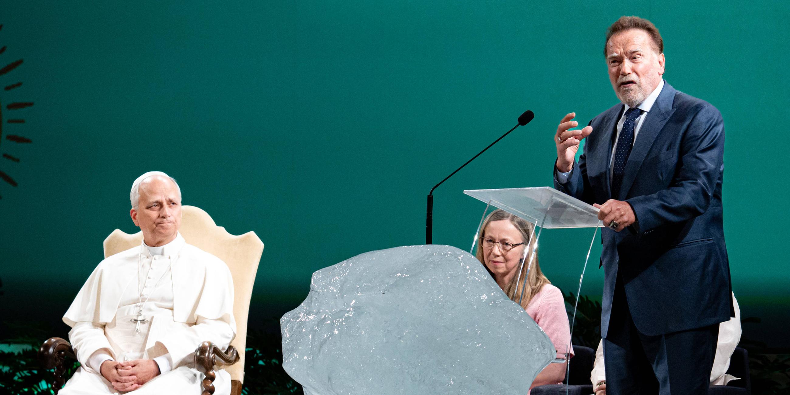Papst Leo XIV. und Arnold Schwarzenegger bei der Konferenz „Raising Hope for Climate Justice“ zum 10. Jahrestag der Enzyklika Laudato Si’ am 1. Okt. 2025 in Albano Laziale, Italien.