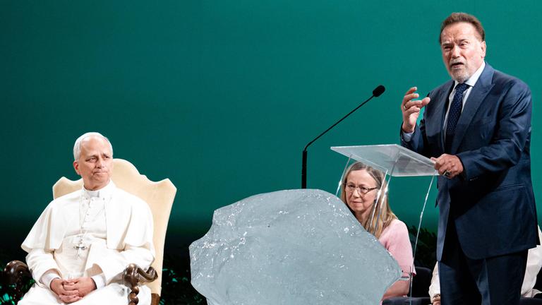 Papst Leo XIV. und Arnold Schwarzenegger bei der Konferenz „Raising Hope for Climate Justice“ zum 10. Jahrestag der Enzyklika Laudato Si’ am 1. Okt. 2025 in Albano Laziale, Italien.