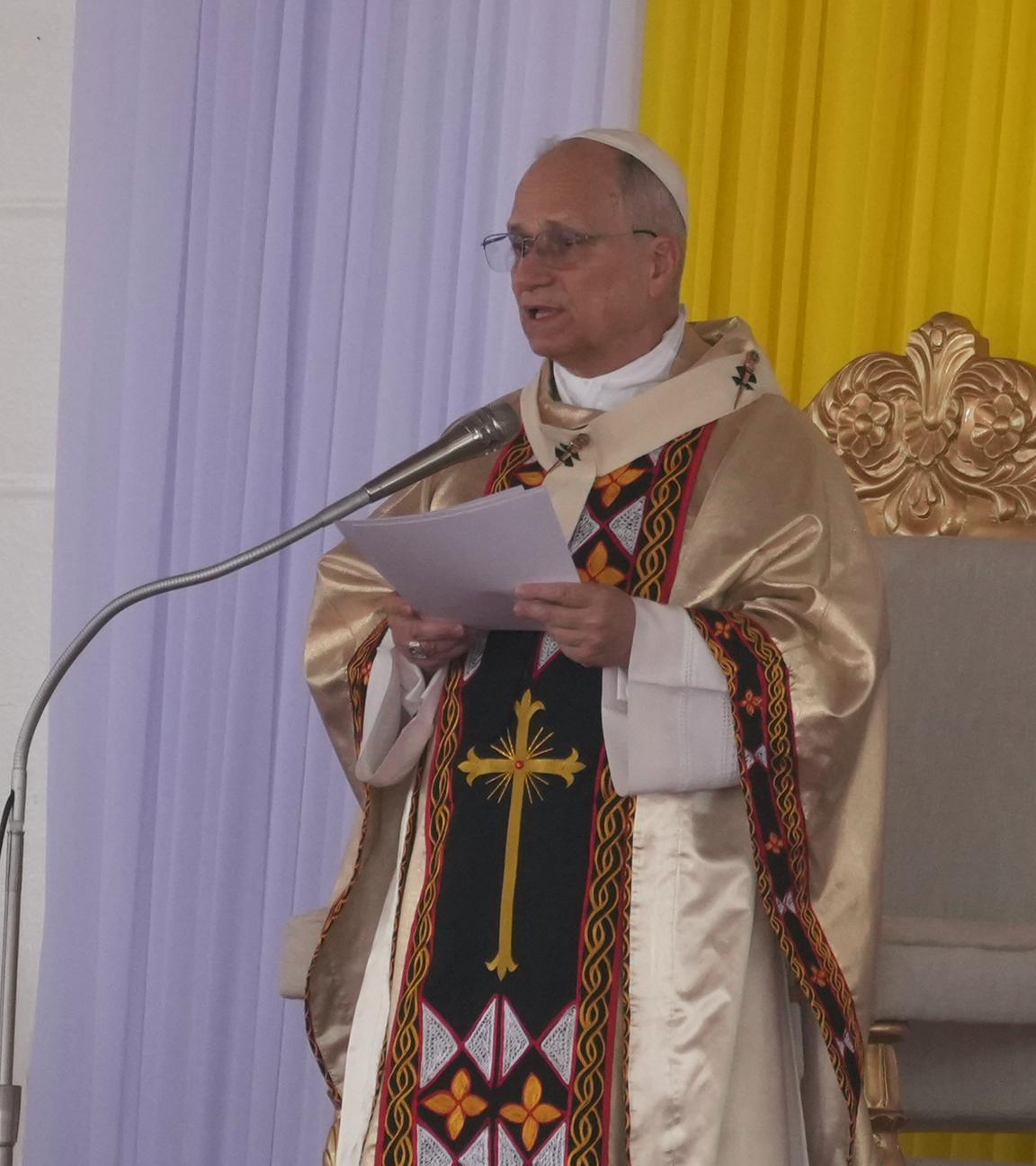 Papst Leo XIV. hält eine Predigt während einer Messe auf dem Flughafen von Bamenda am vierten Tag seines 11-tägigen Pastoralbesuchs in Afrika.