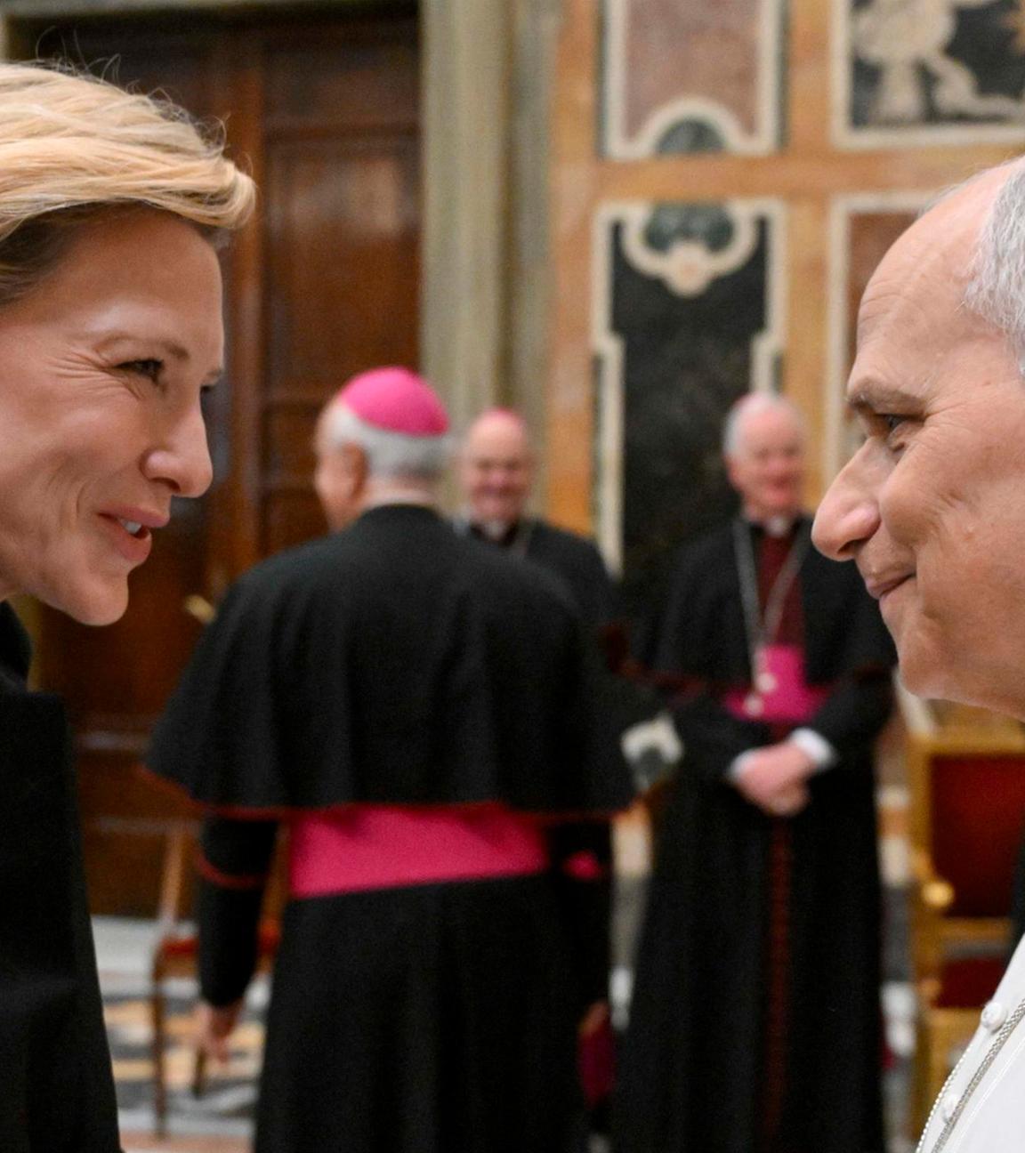 Papst Leo XIV. (r.) begrüßt die australische Schauspielerin und Produzentin Cate Blanchett während einer Sonderaudienz für die „Welt des Films“ im Apostolischen Palast der Vatikanstadt am 15. November 2025.