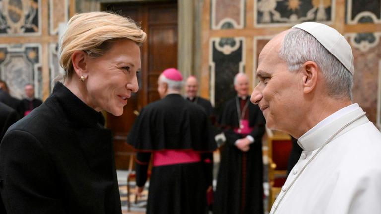 Papst Leo XIV. (r.) begrüßt die australische Schauspielerin und Produzentin Cate Blanchett während einer Sonderaudienz für die „Welt des Films“ im Apostolischen Palast der Vatikanstadt am 15. November 2025.