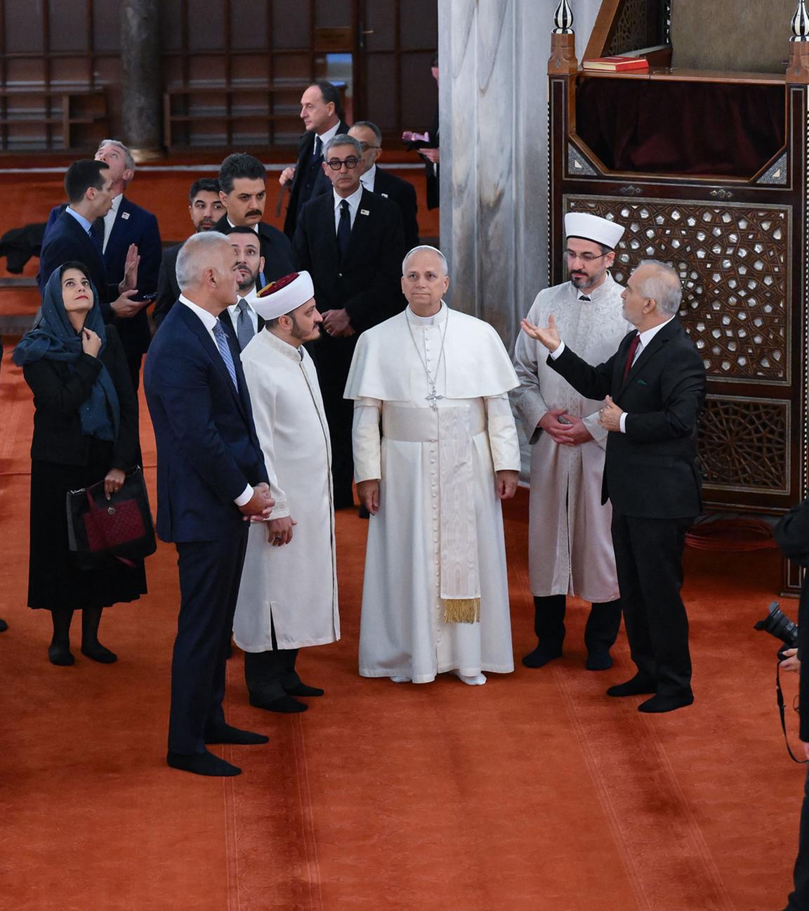 Istanbul, 29.11.2025: Papst Leo XIV besucht die Sultan-Ahmed-Moschee, begleitet von Kultur- und Tourismusminister Mehmet Nuri Ersoy und weiteren Moscheevertretern.