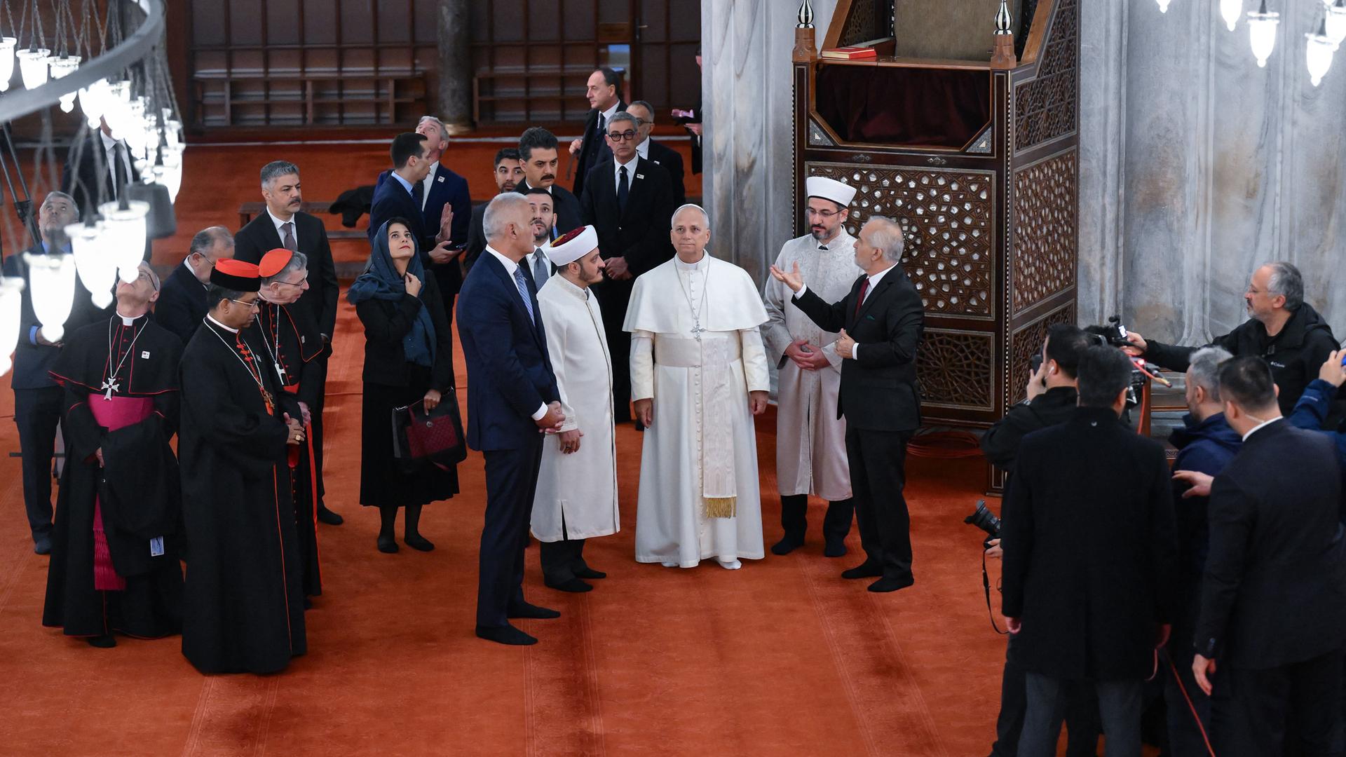 Istanbul, 29.11.2025: Papst Leo XIV besucht die Sultan-Ahmed-Moschee, begleitet von Kultur- und Tourismusminister Mehmet Nuri Ersoy und weiteren Moscheevertretern.