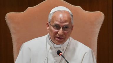 Papst Leo auf einem Stuhl vor einem Mikrofon.