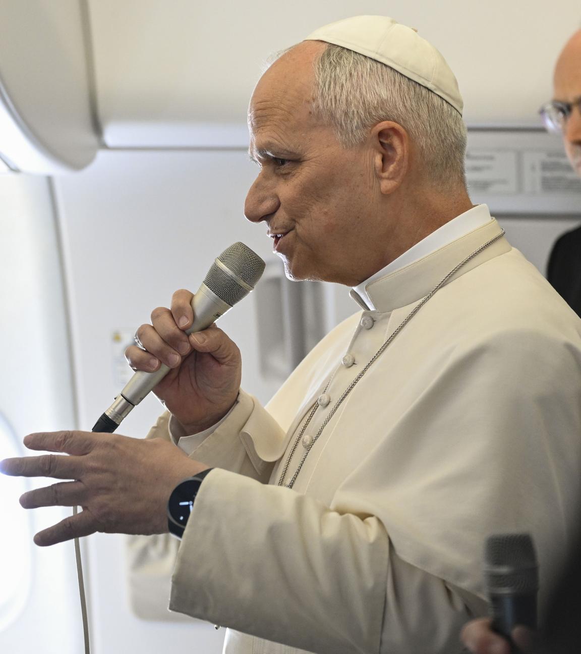 Papst Leo XIV. auf dem Weg zurück nach Rom im Flugzeug.
