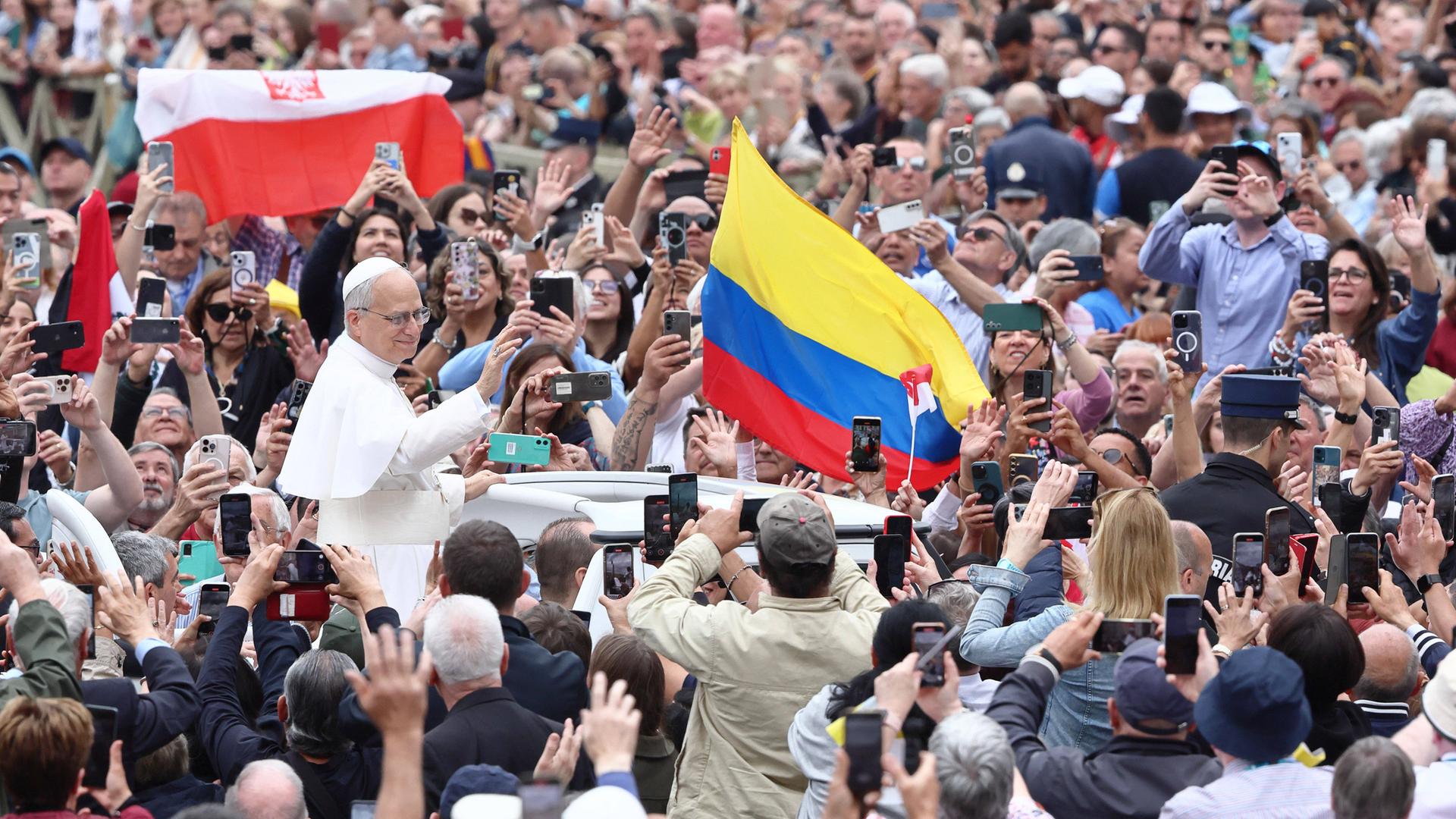 Papst Leo XIV. fährt in einem weißen Jeep durch die Menschenmenge auf dem Petersplatz.
