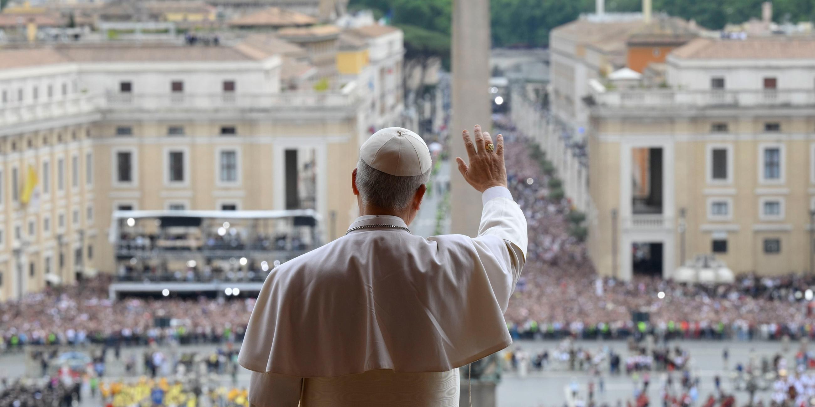 Papst Leo XIV winkt den Teilnehmern des Sonntagsgottestdienstes von einem Balkon des Petersdoms auf dem Petersplatz am 11.05.2025