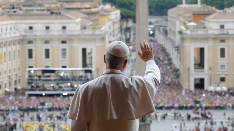 Papst Leo XIV winkt den Teilnehmern des Sonntagsgottestdienstes von einem Balkon des Petersdoms auf dem Petersplatz am 11.05.2025