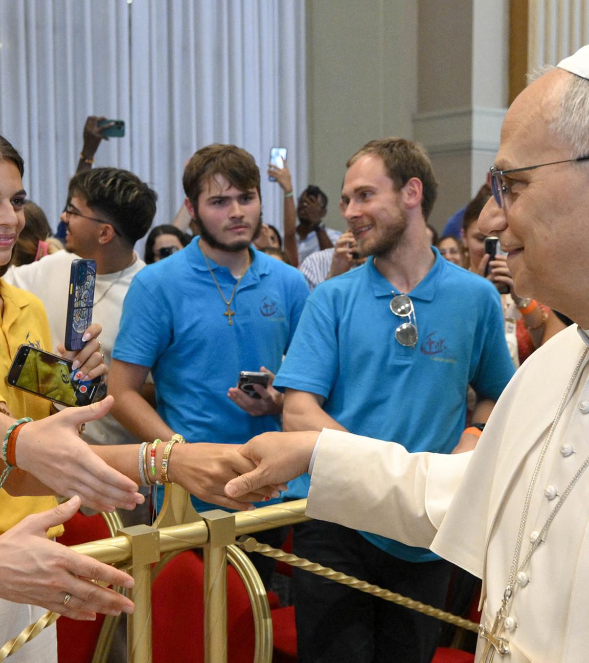 Papst Leo XIV begrüßt Jugendliche im Vatikan am 29. Juli 2025.