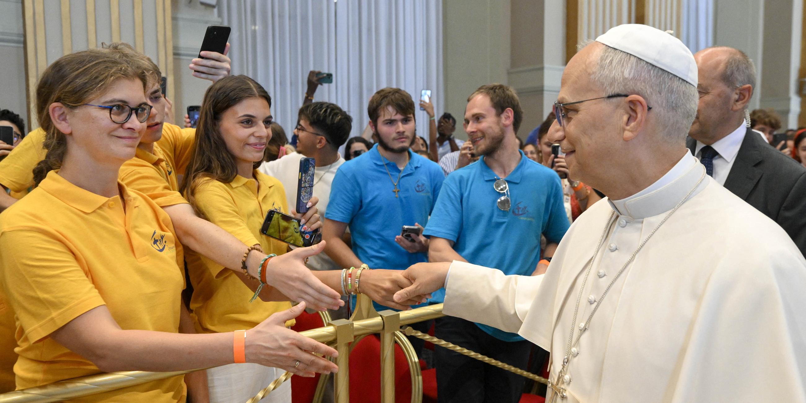 Papst Leo XIV begrüßt Jugendliche im Vatikan am 29. Juli 2025.