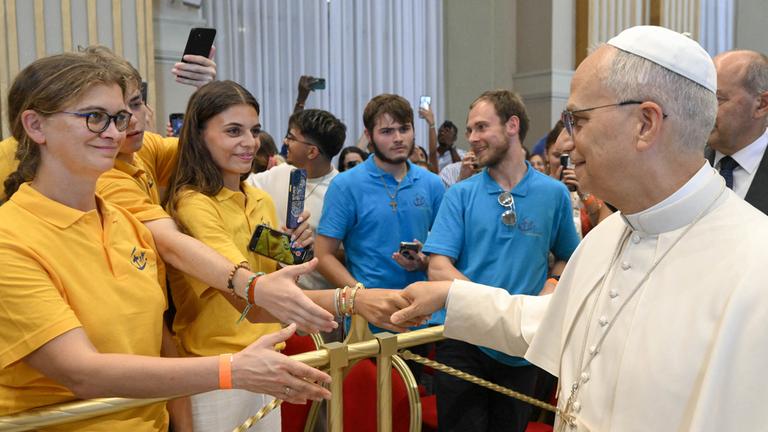 Papst Leo XIV begrüßt Jugendliche im Vatikan am 29. Juli 2025.