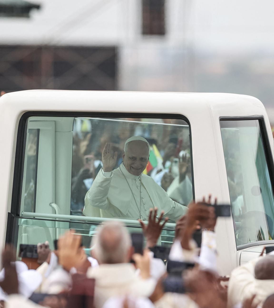 Papst Leo XIV. winkt der Menschenmenge vom Papamobil aus zu, als er am Flughafen Yaounde Ville in Yaoundé eintrifft, um dort eine Heilige Messe zu feiern.