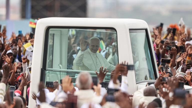 Papst Leo XIV. winkt der Menschenmenge vom Papamobil aus zu, als er am Flughafen Yaounde Ville in Yaoundé eintrifft, um dort eine Heilige Messe zu feiern.
