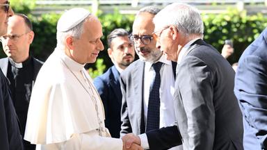 Papst Leo XIV. trifft an der Gemelli-Poliklinik ein, wo er zur Entfernung eines Lungenknotens stationär aufgenommen wird.