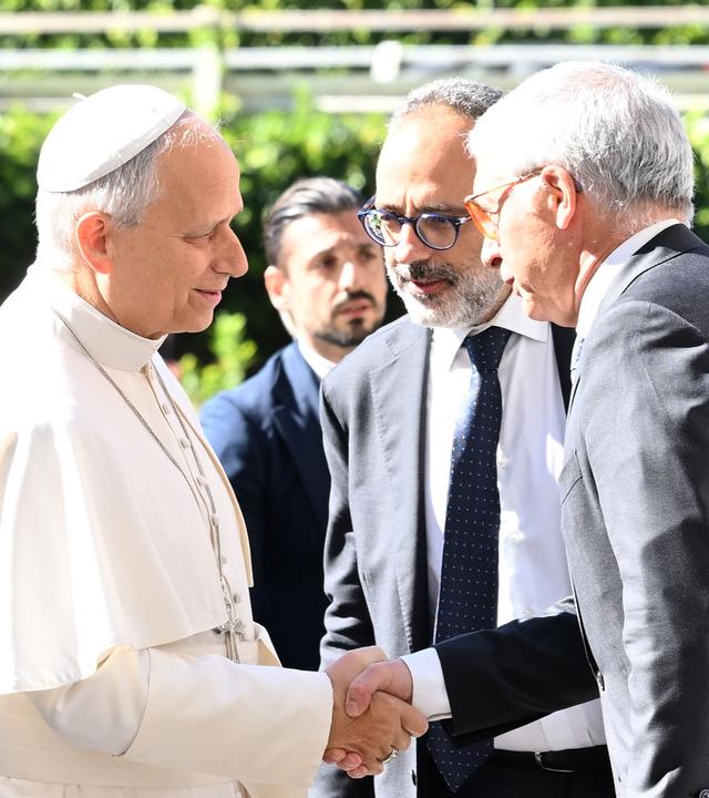 Papst Leo XIV. trifft an der Gemelli-Poliklinik ein, wo er zur Entfernung eines Lungenknotens stationär aufgenommen wird.