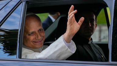 Papst Leo XIV. verlässt die Poliklinik Agostino Gemelli in Rom, nachdem er sich am Dienstag einer Operation zur Entfernung eines Lungenkrebses unterzogen hatte.