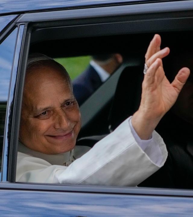 Papst Leo XIV. verlässt die Poliklinik Agostino Gemelli in Rom, nachdem er sich am Dienstag einer Operation zur Entfernung eines Lungenkrebses unterzogen hatte.