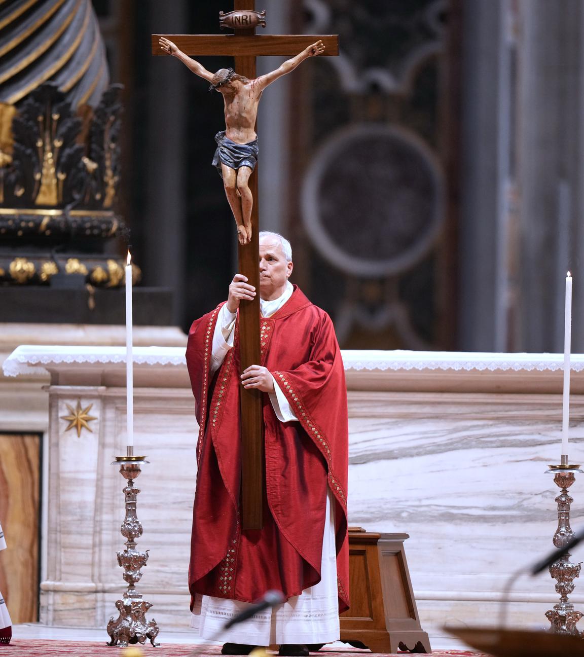 03.04.2026, Vatikan, Vatikanstadt: Papst Leo XIV. (M) mit dem Zeremonienmeister der päpstlichen Liturgie, Erzbischof Diego Giovanni Ravelli (r), und seinem Assistenten Monsignore Massimiliano Matteo Boiardo bei der Feier der Passion des Herrn im Petersdom.