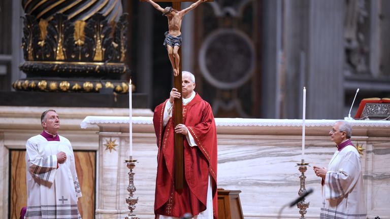 03.04.2026, Vatikan, Vatikanstadt: Papst Leo XIV. (M) mit dem Zeremonienmeister der päpstlichen Liturgie, Erzbischof Diego Giovanni Ravelli (r), und seinem Assistenten Monsignore Massimiliano Matteo Boiardo bei der Feier der Passion des Herrn im Petersdom.