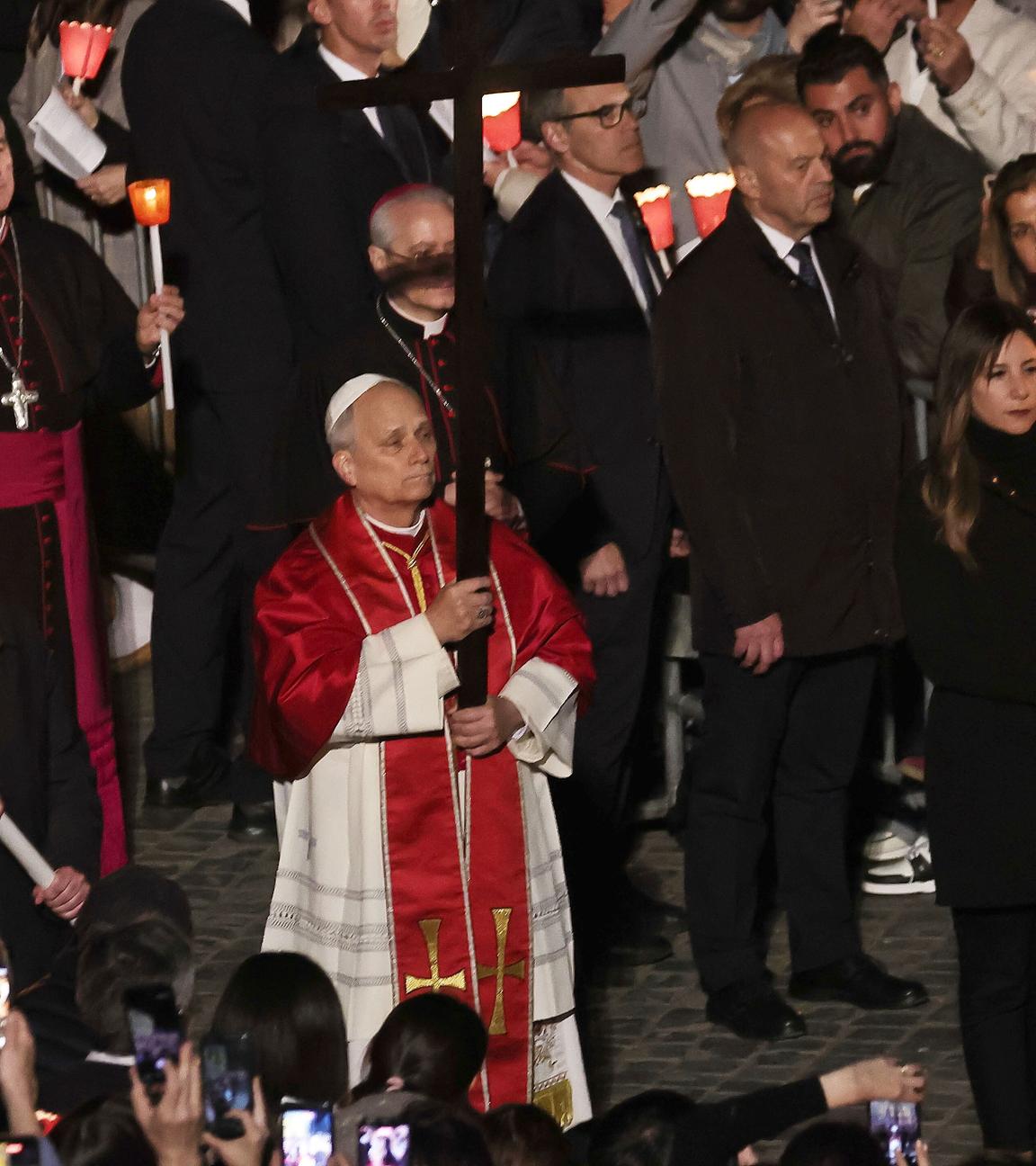 Papst Leo XIV. geht seinen ersten Kreuzweg und zelebriert ihn im Kolosseum in Rom.