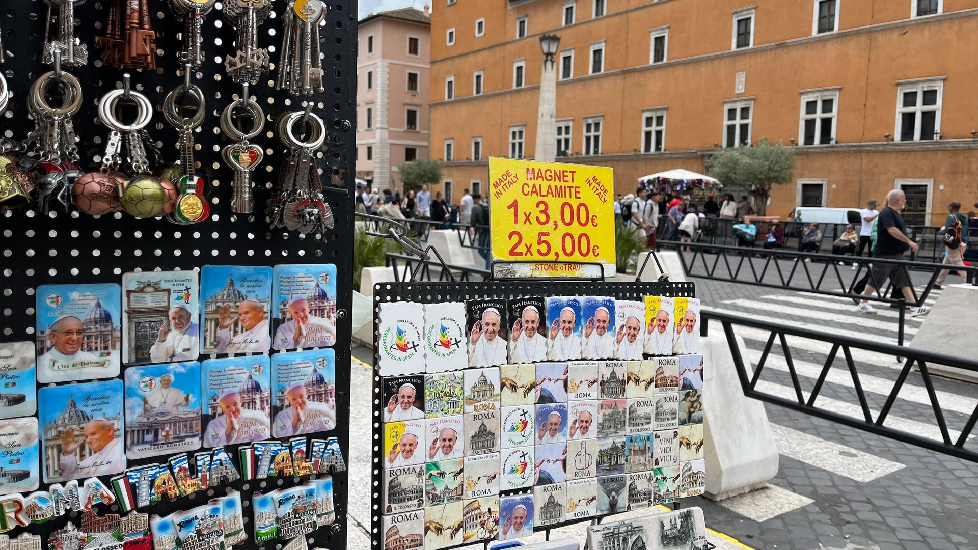Es ist ein Stand mit Magneten des neuen Papstes zu sehen