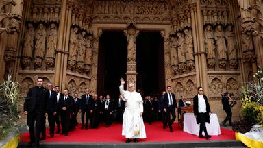 Papst Leo XIV. winkt zum Abschied nach der Feier einer Messe in der Kathedrale Saint-Étienne de Metz in Metz im Nordosten Frankreichs. 