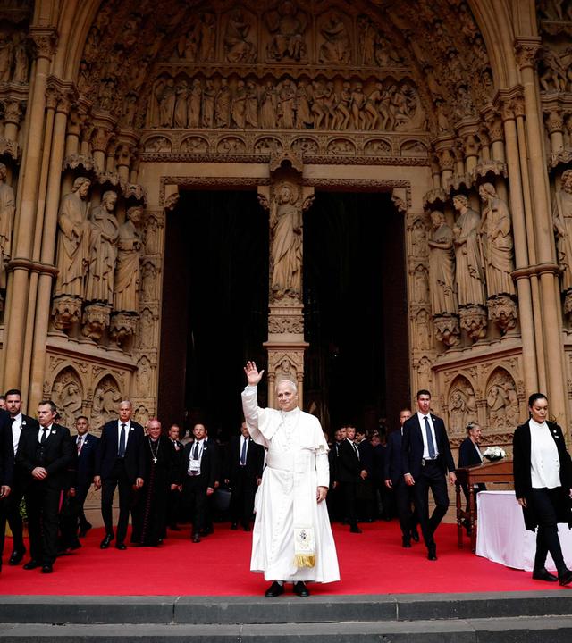 Papst Leo XIV. winkt zum Abschied nach der Feier einer Messe in der Kathedrale Saint-Étienne de Metz in Metz im Nordosten Frankreichs. 
