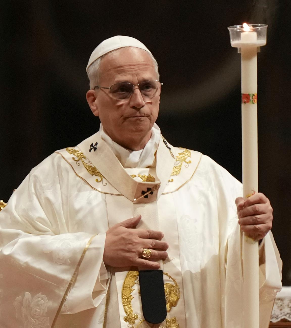  Papst Leo XIV. im Gewand bei der Osternacht im Petersdom im Vatikan.