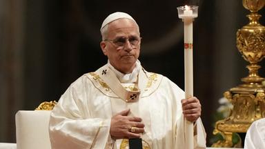  Papst Leo XIV. im Gewand bei der Osternacht im Petersdom im Vatikan.