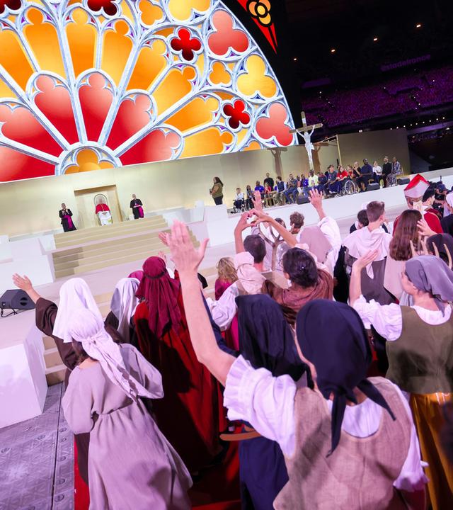 Papst Leo XIV. betet mit jungen Menschen im Stade de France in Paris am 25. September 2026.