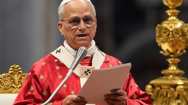 Papst Leo XIV. liest seine Botschaft während der Pfingstmesse im Petersdom im Vatikan.