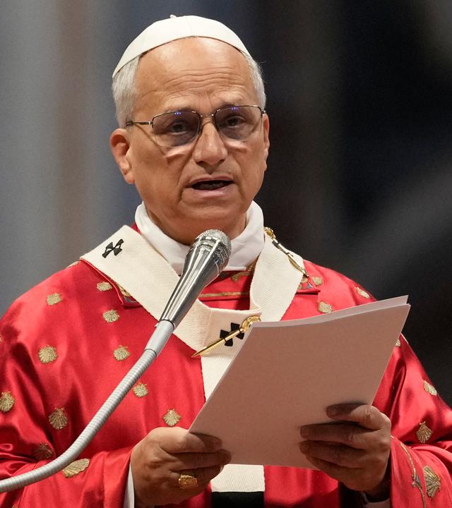 Papst Leo XIV. liest seine Botschaft während der Pfingstmesse im Petersdom im Vatikan.